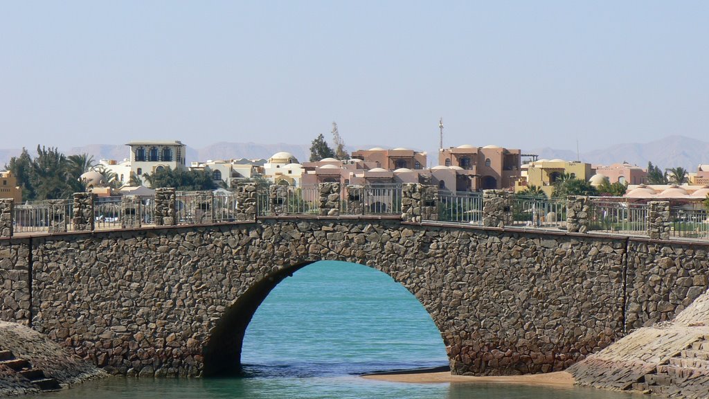 El Gouna on a bridge by Mary-Magdalene