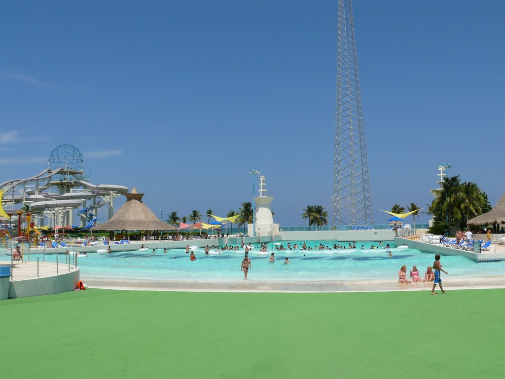 Wet'n Wild Nizuc- Cancun by Antonio Colorado