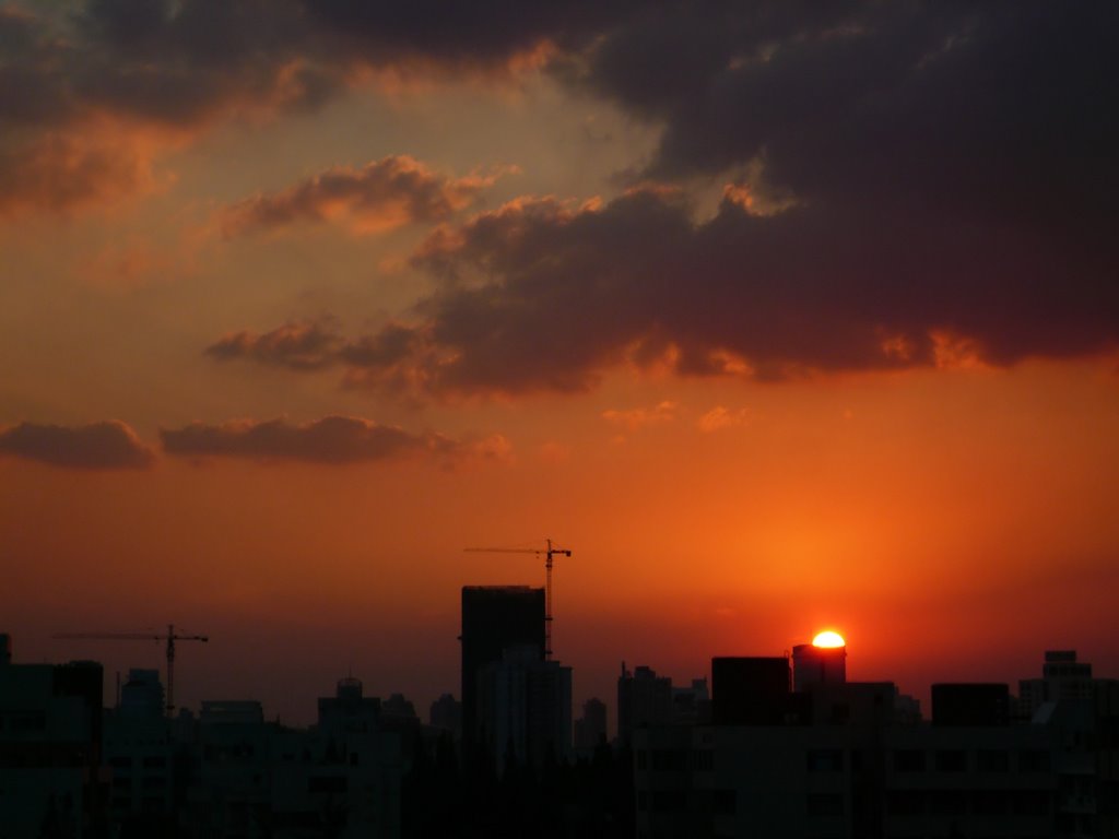 2008年10月12日，光华楼西辅楼，夕阳 by 高见