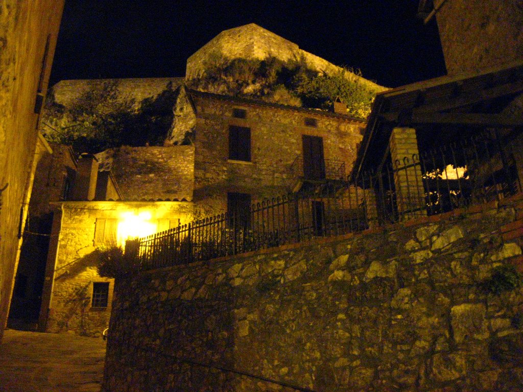 By night, Castiglione d'Orcia, (SI). by Roberto Donà