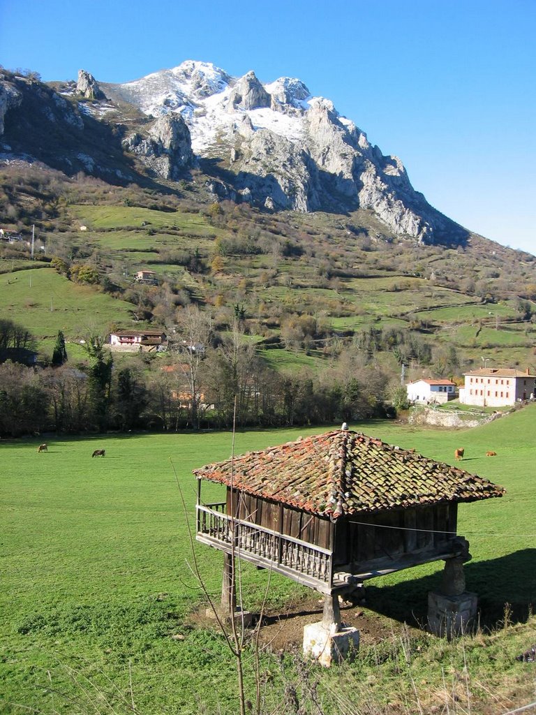 Arroxo (Arrojo). Hórreo y Picu Gorrión by La Casa del Chiflón (Bulnes)