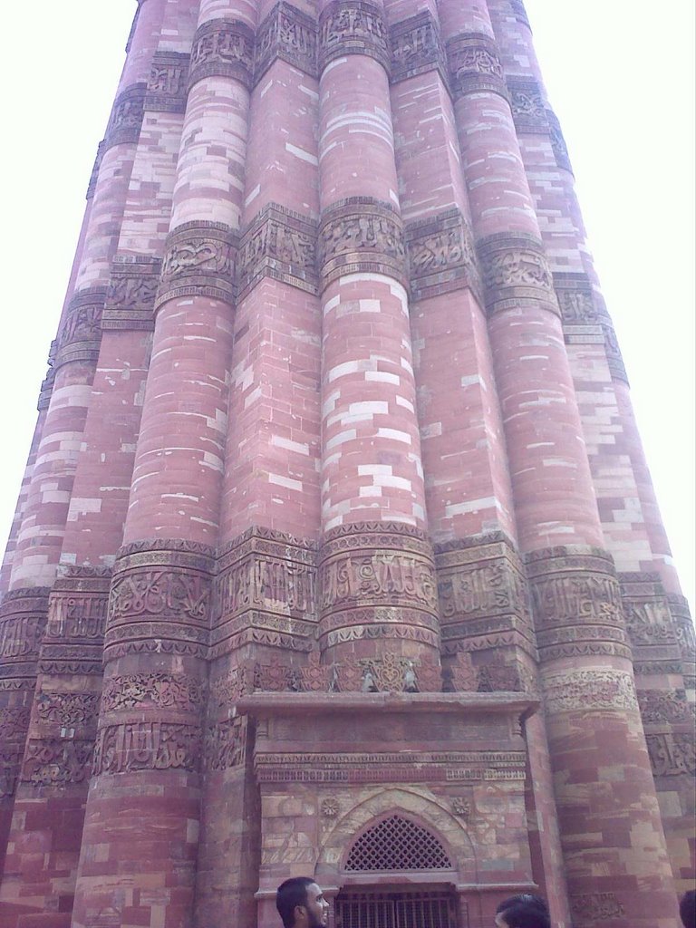 Close up of carvings, Qutb Minar - Nikhil by Nikhil Newalkar