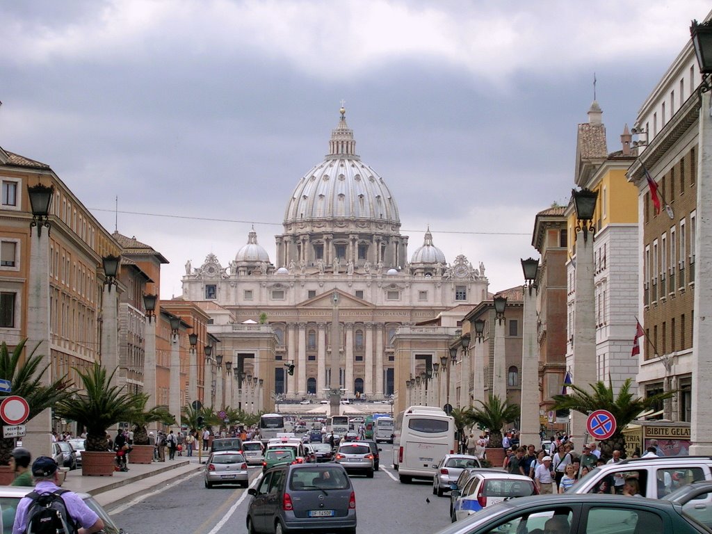 Vatican vu de la Via della Conciliazione (Rome, Italie) by Dan Duquette