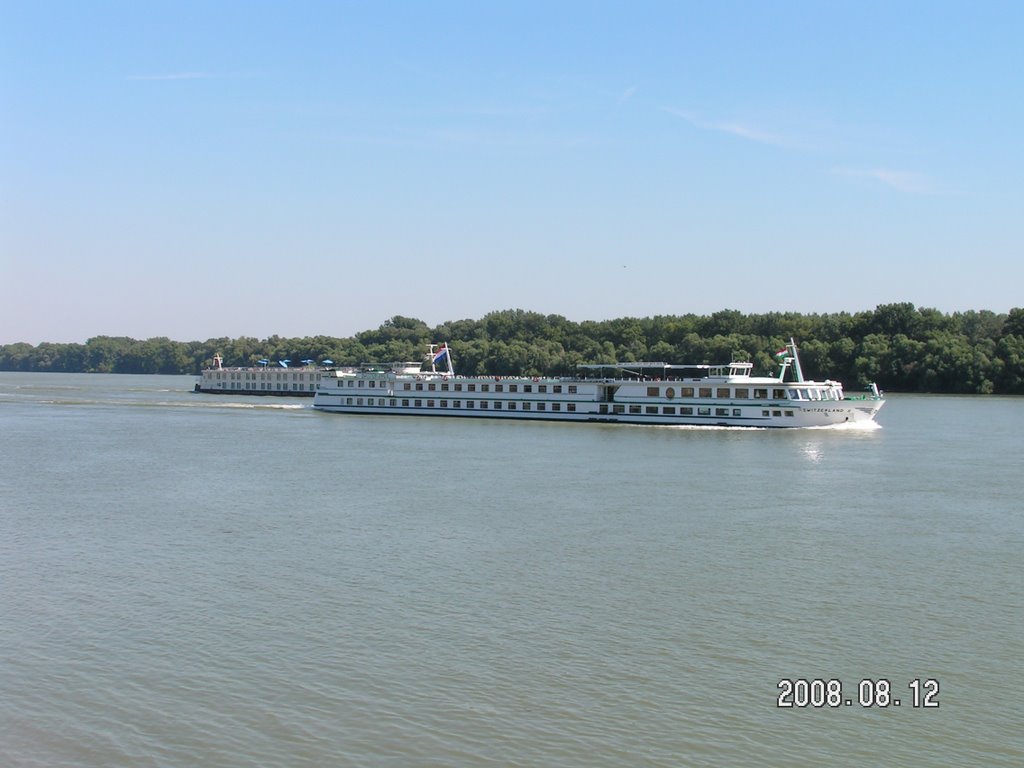 Kirándulóhajók a Dunán. / Pleasure-boats on Danube. by norbertklúcsik