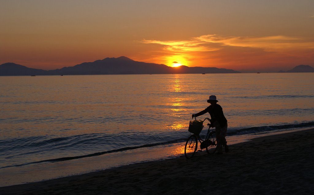 Hoi An Beach at sunrise over Chàm Island by alemezo