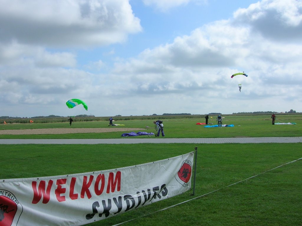 Skydivers at Paracentrum Texel, NL by Florian Robardet