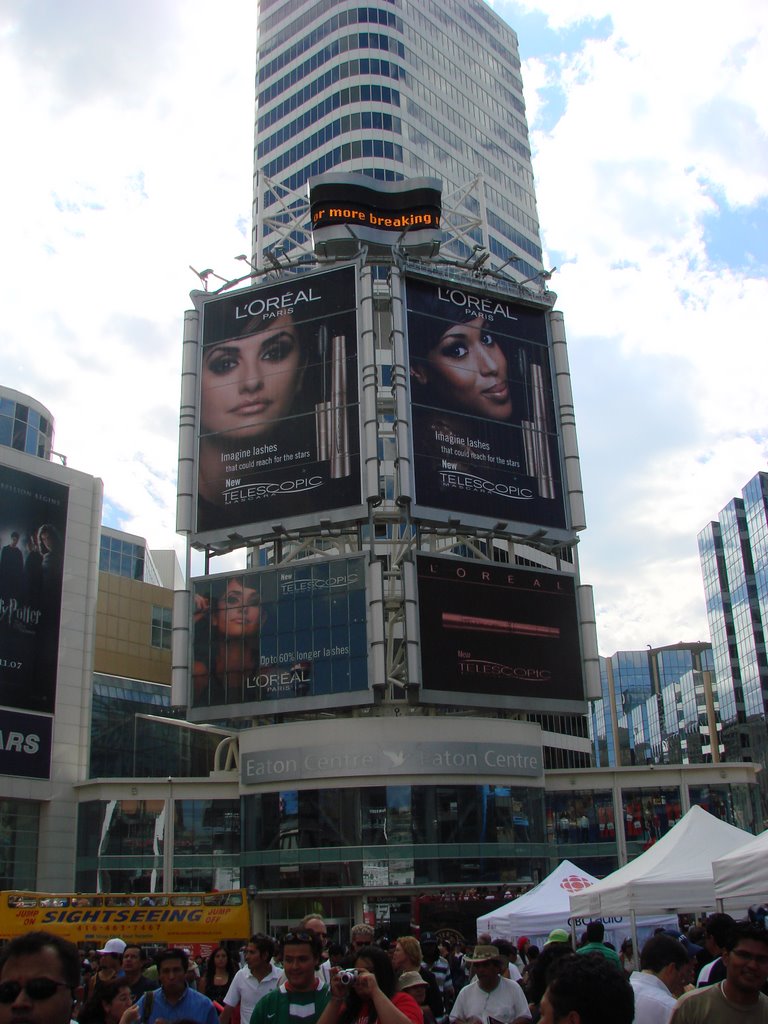 Dundas_square_by_Angel_Montes by angel montes