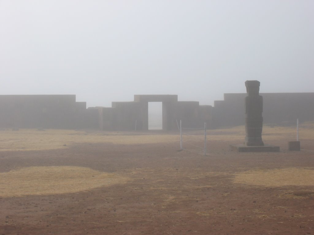 Tiwanacu - Interior templo con neblina by wesquerdo