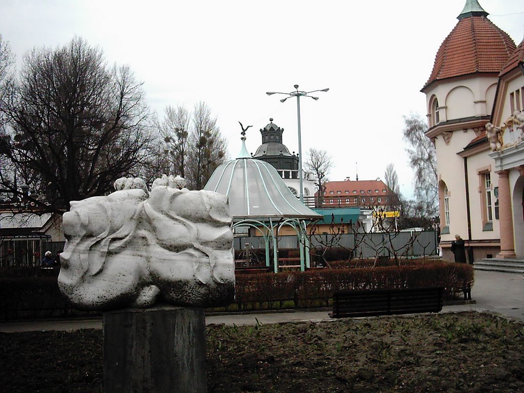 Sopot (near Gdansk) Zakład Balneologiczny od strony parku-w głębi dach Grand Hotelu / rechts Balneotherapiebad / by Stefan Kapka