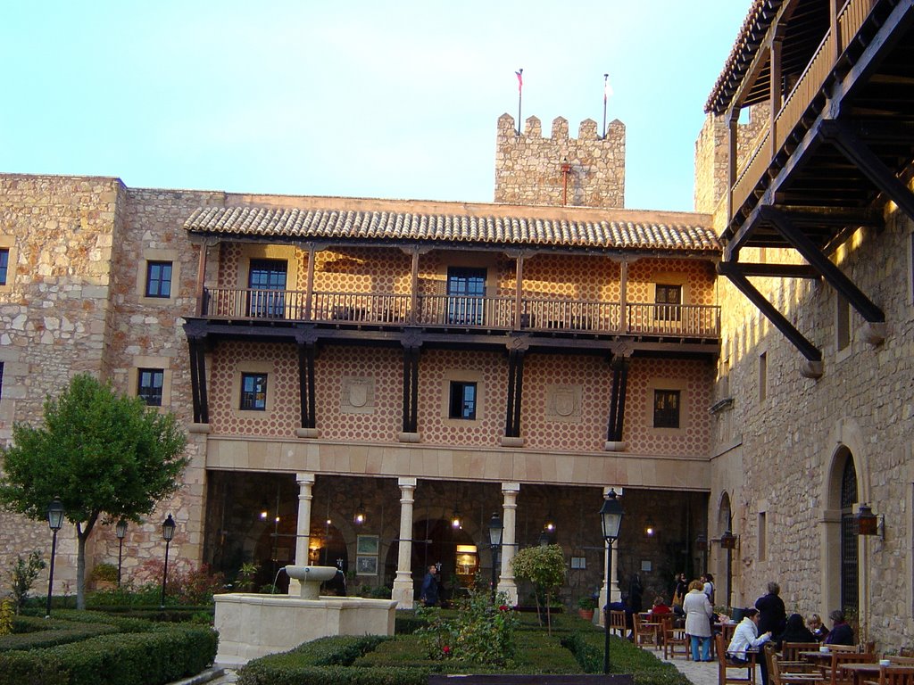 Parador, Patio de Armas, Sigüenza by lugarlu