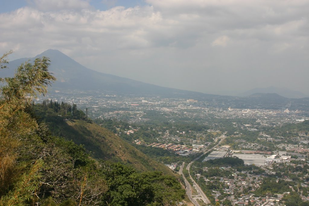 Vista de San Salvador by Hugo González