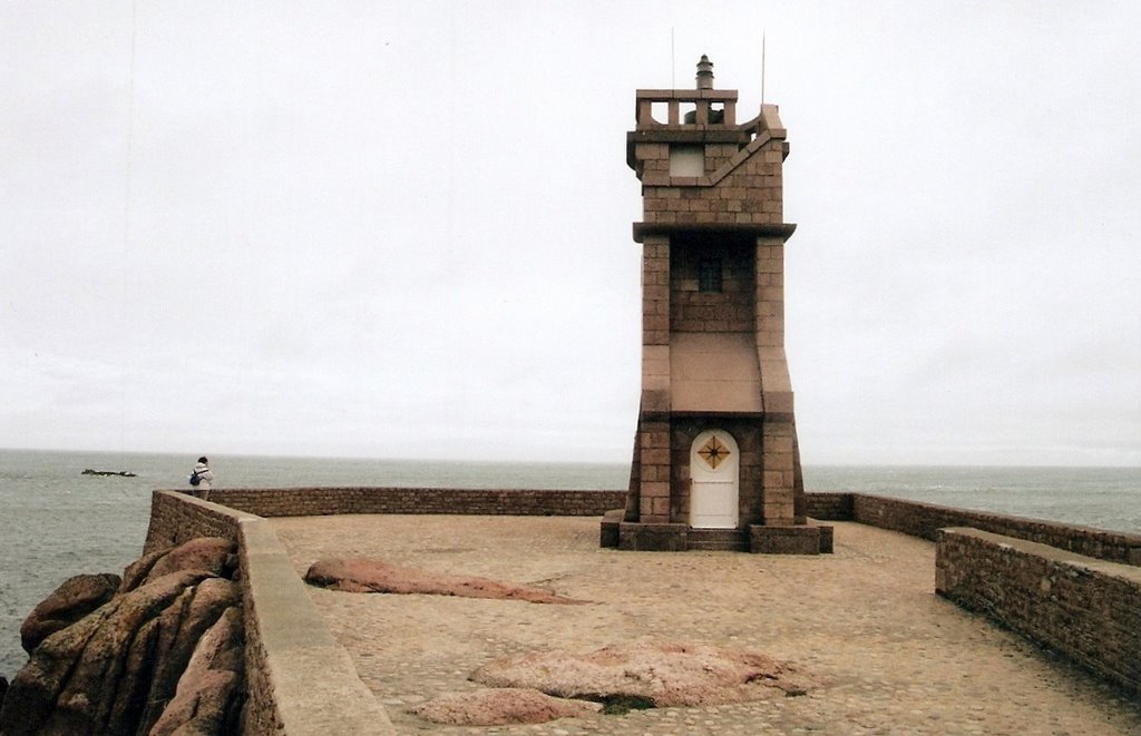 Le phare du Paon by Randy Tchen