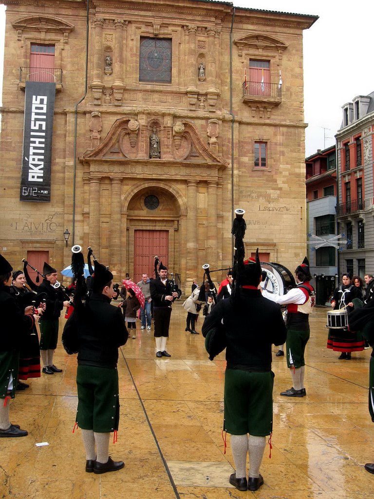 Banda de Gaitas, Plaza de la Constitución, Oviedo, Asturias by Antonio Alba