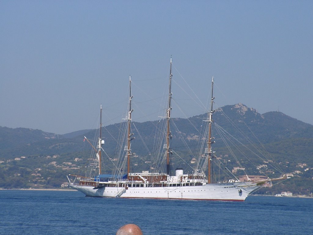 Segelschiff vor Saint-Tropez by Norbert Hähle (norma…