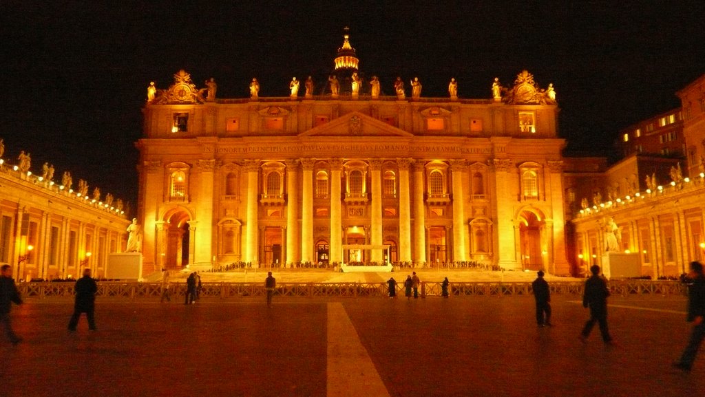 Vatican at night by elif kamisli