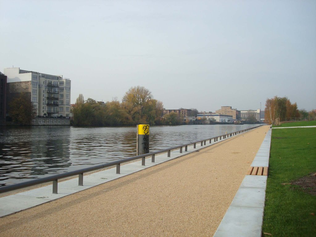 Spree near West Side Gallery by Emiliano Homrich