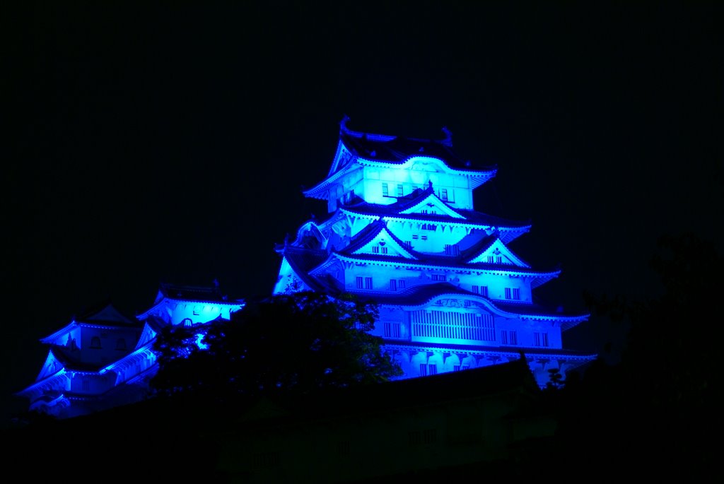 Himeji Castle, Blue Light Up, 姫路城ブルーライトアップ　三の丸広場西側より by KEN-1