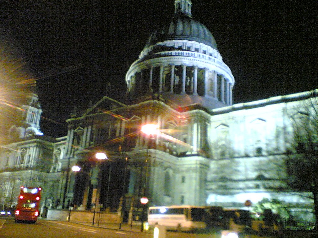 St Paul at night by Ilhan Gozubuyuk