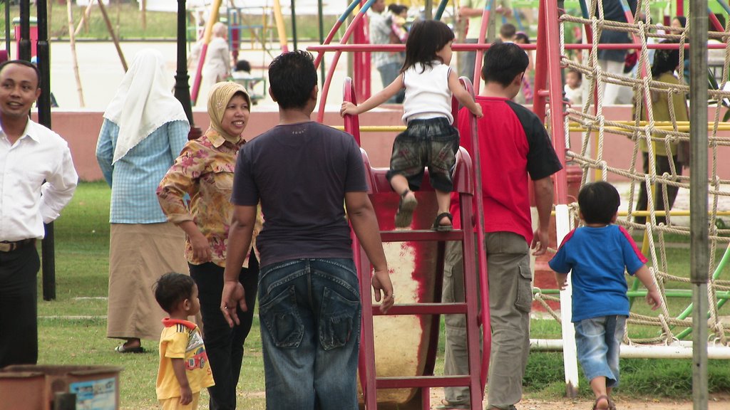 Ramai anak bermain di Banda Aceh by pontar