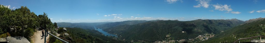 Panorâmica do vale do Gerês, visto da Pedra Bela by Fernando Barão.m