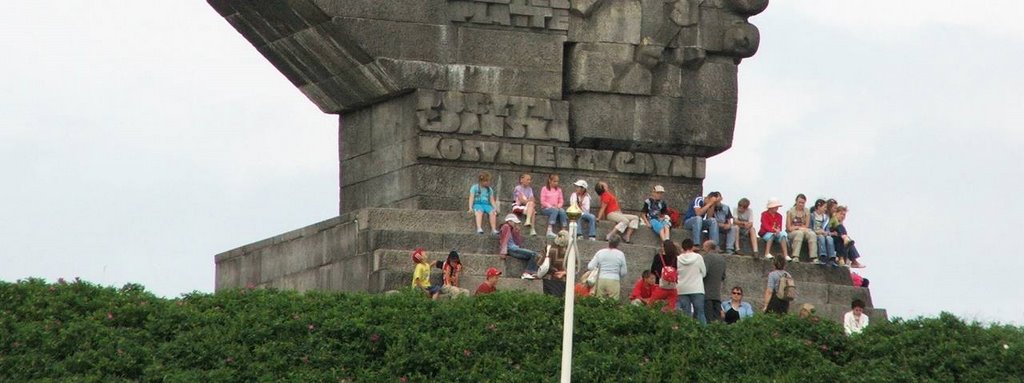 Kids at Westerplatte monument (Jun 2006) by wza