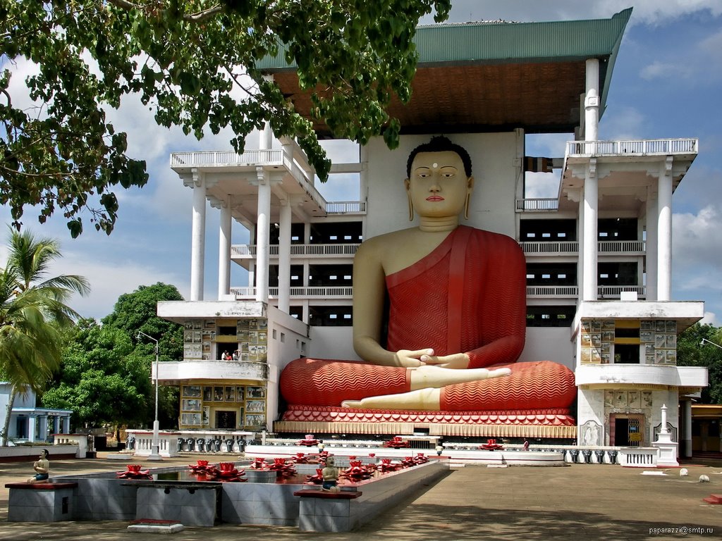 Sri Lanka Matara Veherahena Temple big Buddha Statue by paparazzistas