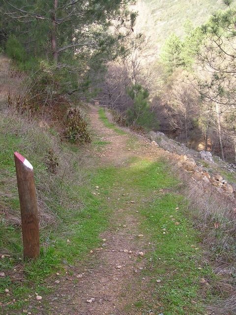 Camino Villaralto ( Los Pedroches) - Guadalupe. Señal del G.R. cerca del Rio Ruecas. Octava etapa: Logrosán - Cañamero - Guadalupe by viajeroandaluz