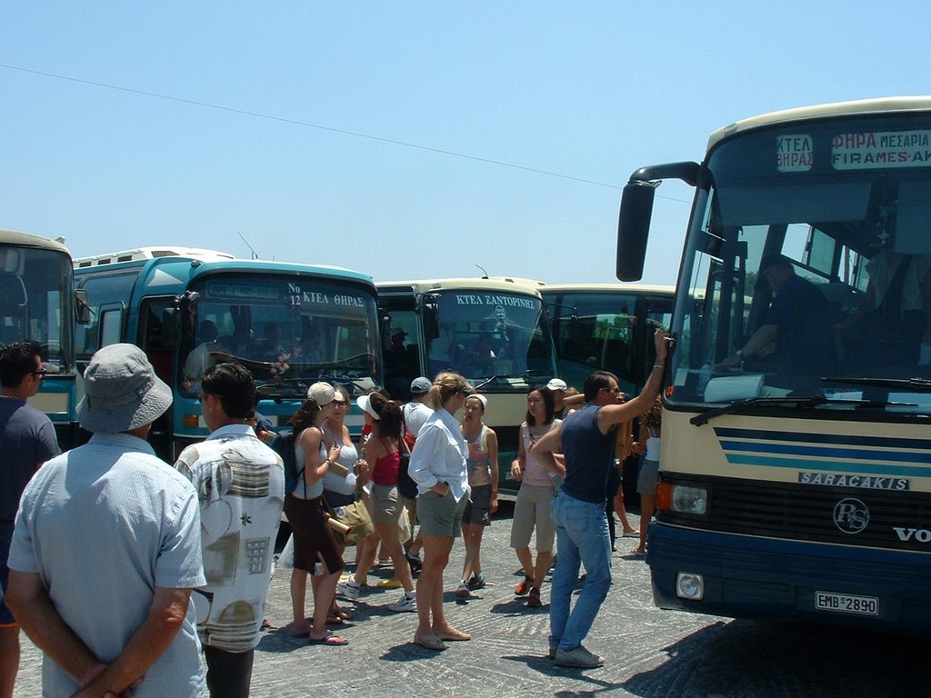 A busz pályaudvar Firában (The Fira bus station) by Tibor Hebhart