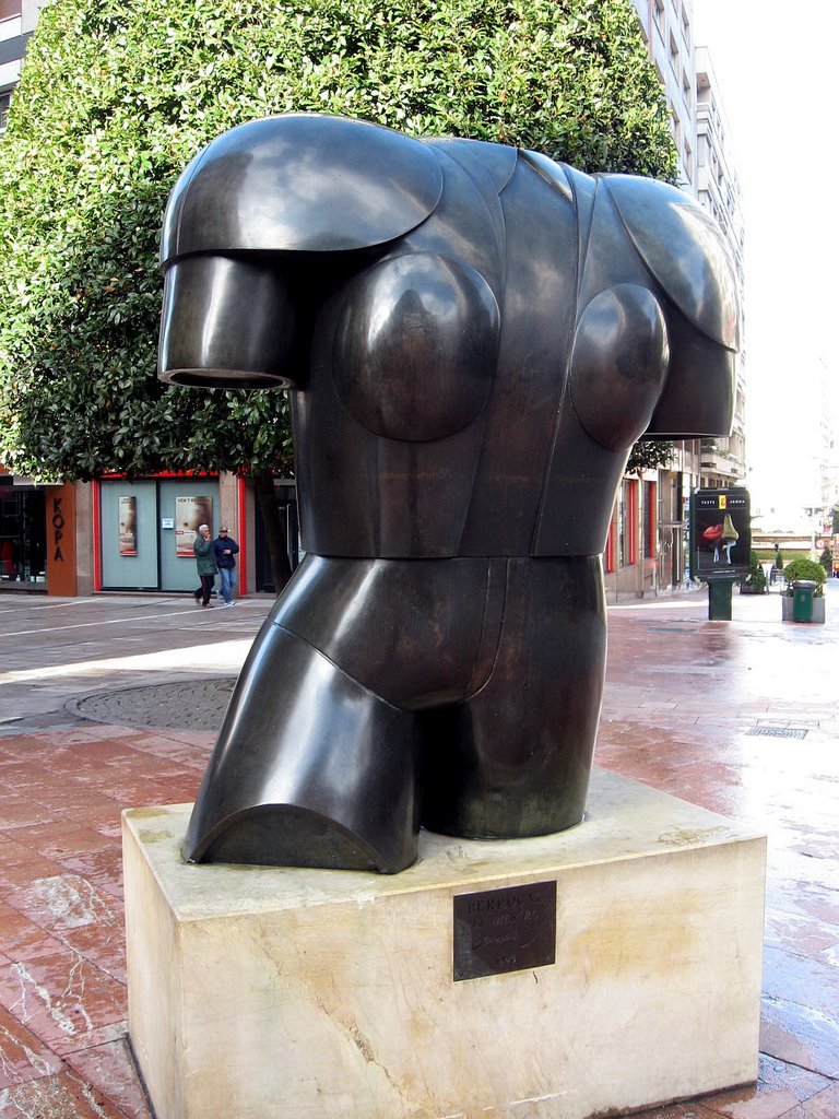 Escultura, "El Diestro" (Miguel Berrocal 1972), Oviedo, Asturias, by Antonio Alba