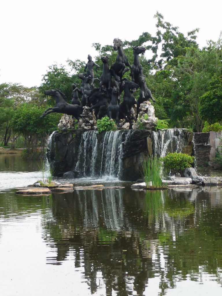 Fountain at Wat Phumin - front view by 1001001