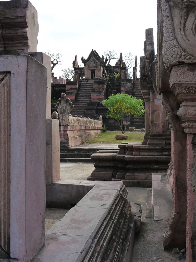 Prasat Phra Wihan - Third Gopura (Maha Monthian) by 1001001