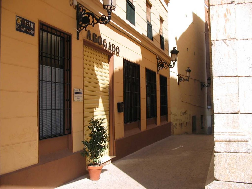 Callejón San Martín. Leteral de la Iglesia by Mauricio Fernandez S…