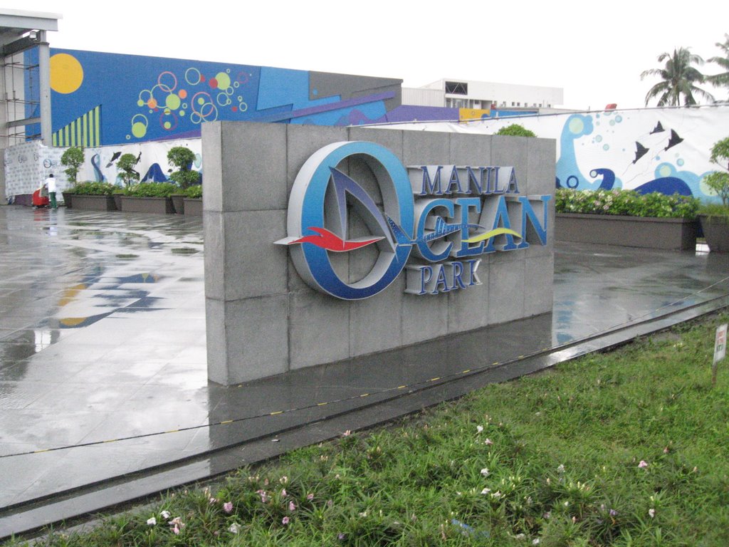 Ocean Park entrance by qzx