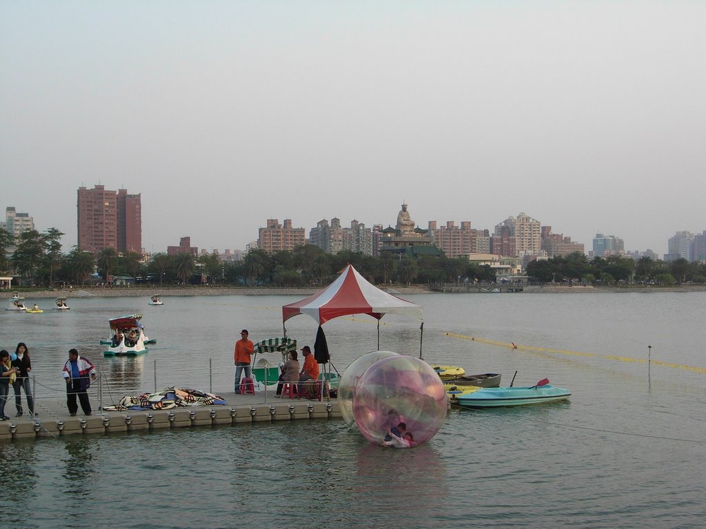 People have fun on the Kaohsiung Lotus Lake 高雄市蓮池潭的遊客 by David Wu