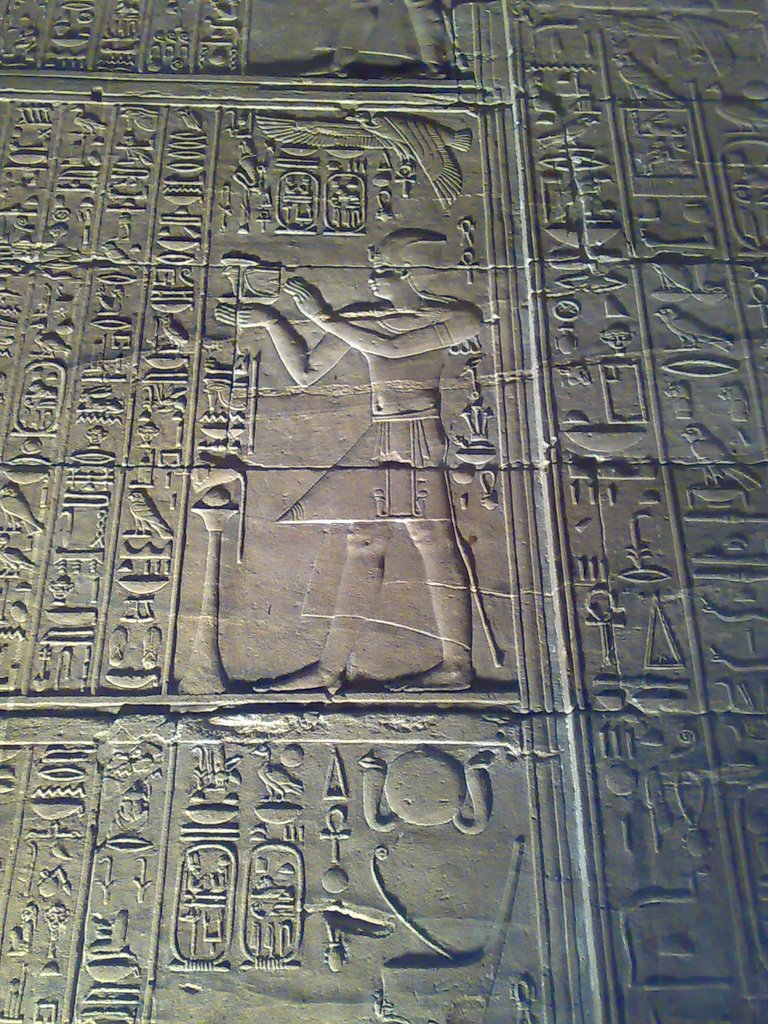 Philae-Tempel, Wandrelief mit dem König 13.10.2008 by mngb