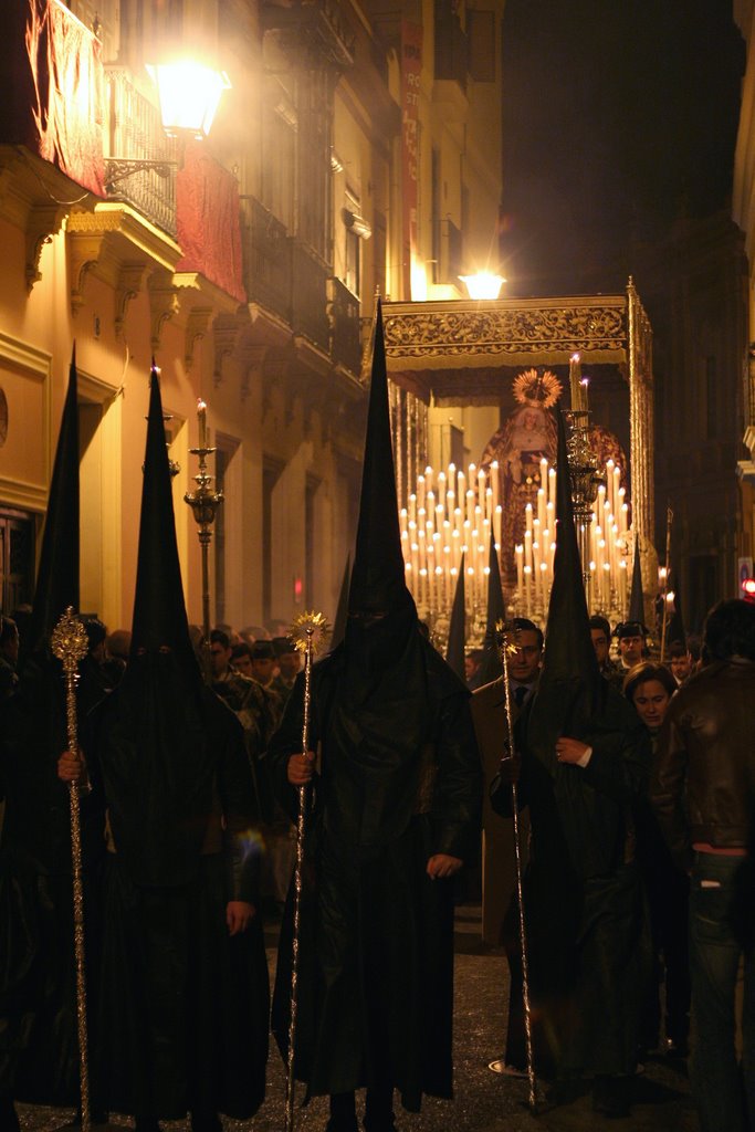 Paso de palio de la Hermandad del Gran Poder por calle San Vicente. by Joaquín Gómez