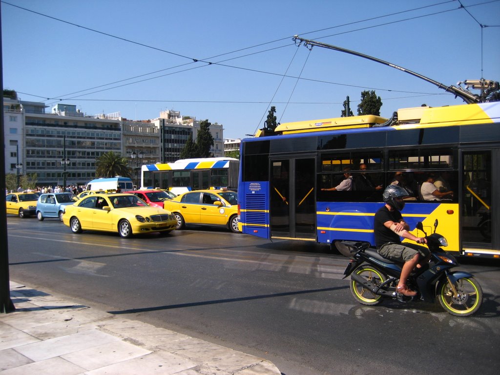 Athènes et son centre avec ses bus/tram et ses taxis by Paula&Marco