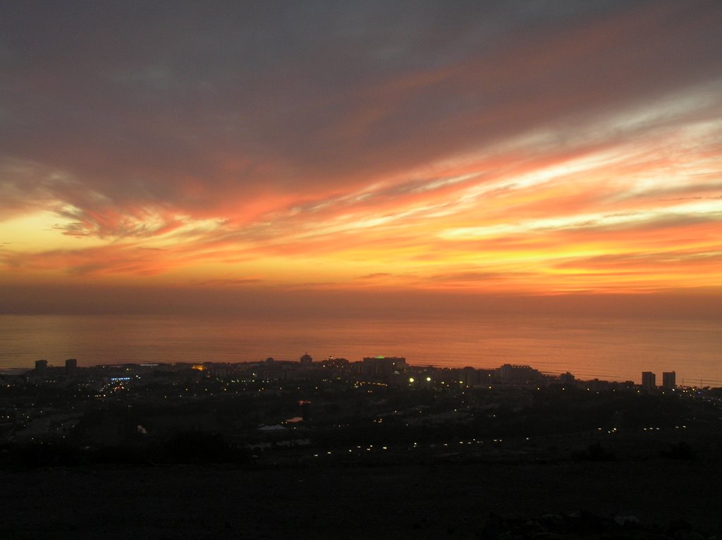 Atardecer en Playa de Las Américas by Antroido