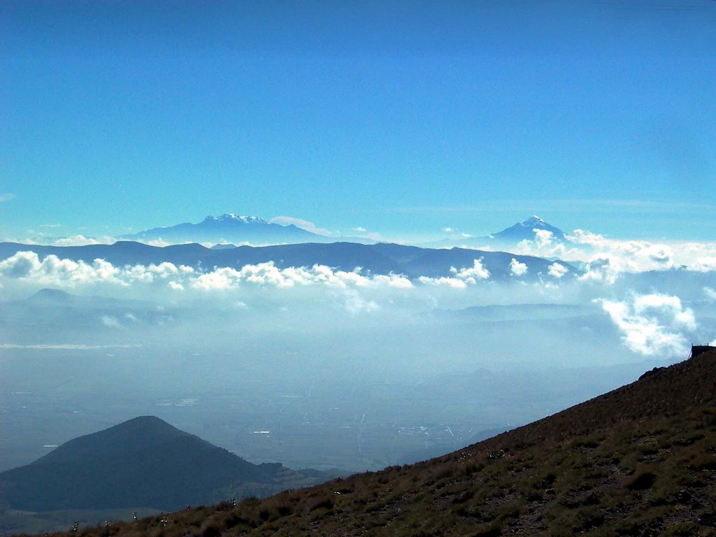 E Iztaccíhuatl y el Popocatépetl desde el Nevado de Toluca by Eric Goethals