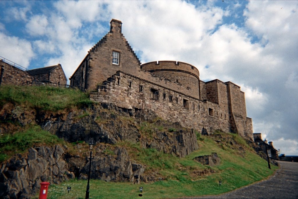 Looking up to Edinburgh Castle by mitchfisher