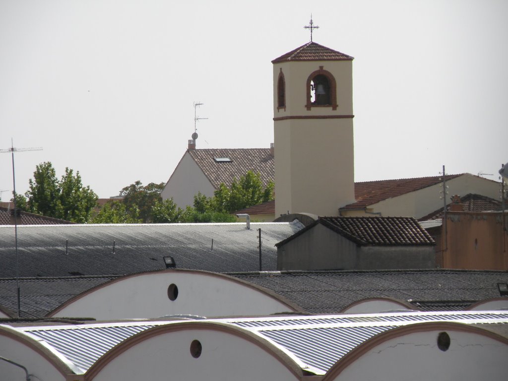 Vista del campanario de la iglesia de las colonias, por encima de las fabricas. by ftdcAsAr