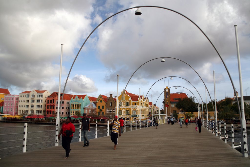 Koningin Emmabrug, Willemstad, Curaçao, Nederlandse Antillen by Hans Sterkendries