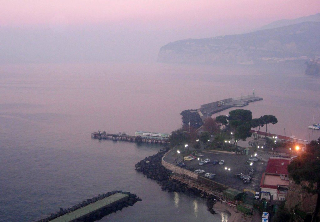 Sorrento - Serata nebbiosa a Marina Grande - Gennaio 2008 by The Red