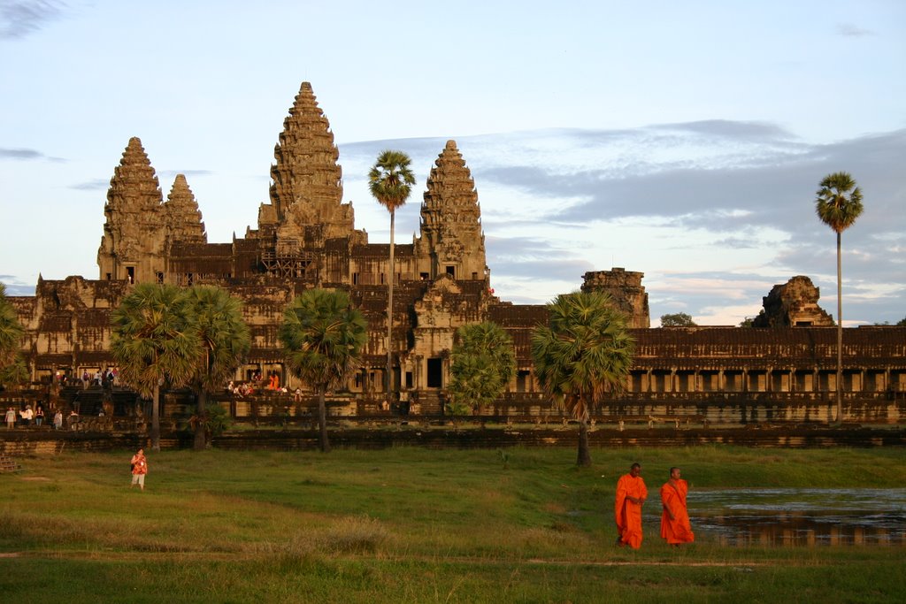 Buddhist monks and Angkor Wat by mk@nomad