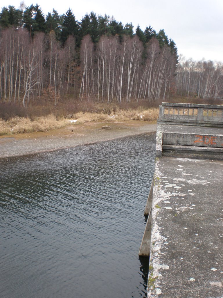 End of Unused Highway Bridge (Dec. 08) by tom.k888