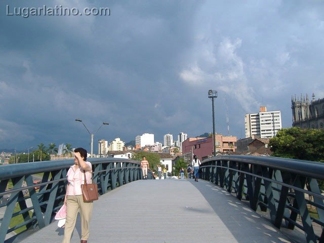 Puente hacia almacen exito by Buscadorcolombiano