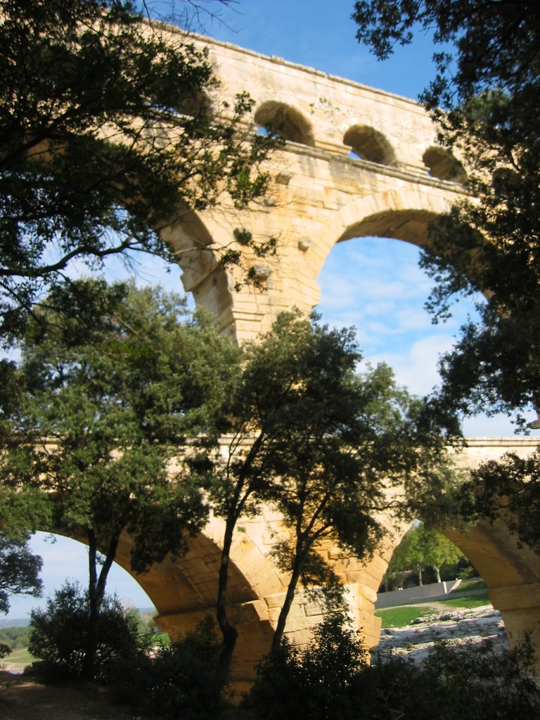 Le Pont du Gard à travers le feuillage by ludovic.ruat