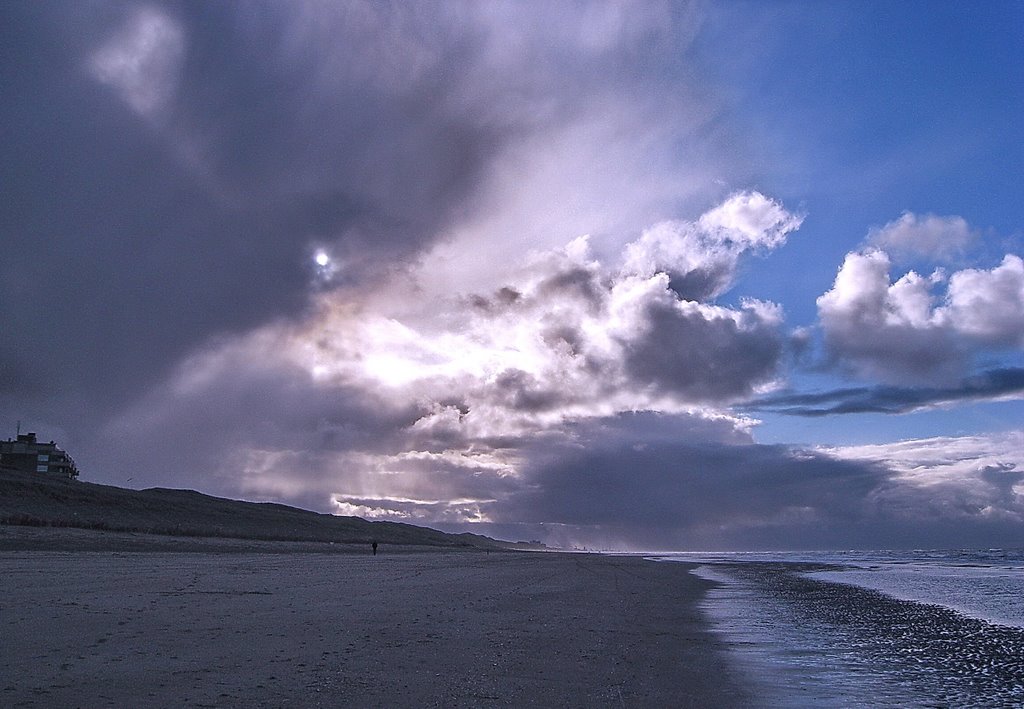 Beach at BERGEN o SEA to the south; still just vicible the chimneys and fumes of CORUS at IJMUIDEN by Feitse Boerwinkel