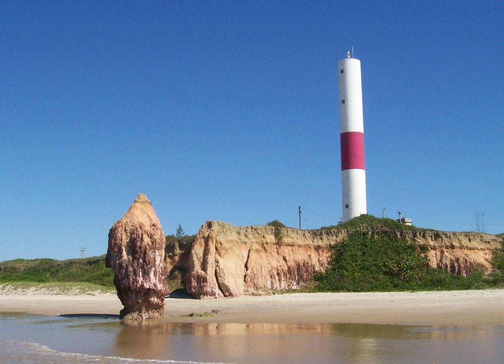 Restos de falésia e o farol, na Praia de Lagôa Doce em Barra de Itabapoana, São Francisco do Itabapoana/RJ. (12/2008) by Paulo Noronha