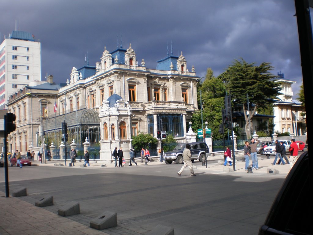 Frente a la plaza de punta arenas by redij